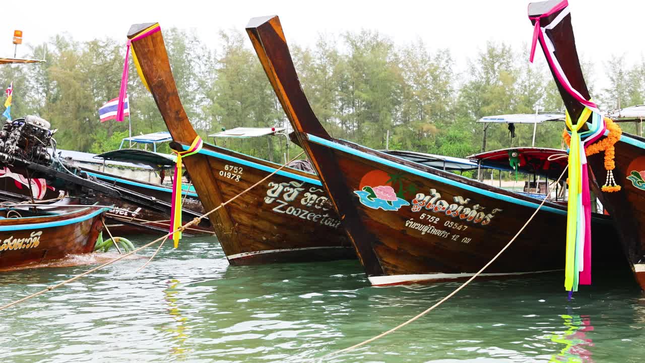 barcos tradicionales atracados en el pintoresco krabi, tailandia