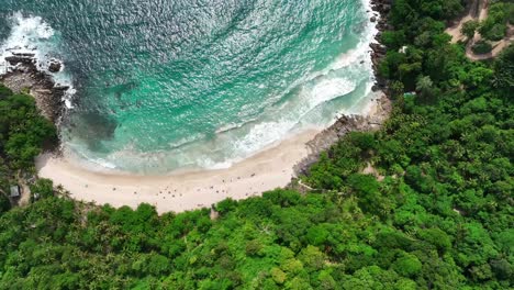 Tiro-De-Drone-De-La-Playa-De-La-Libertad-En-Phuket,-Tailandia