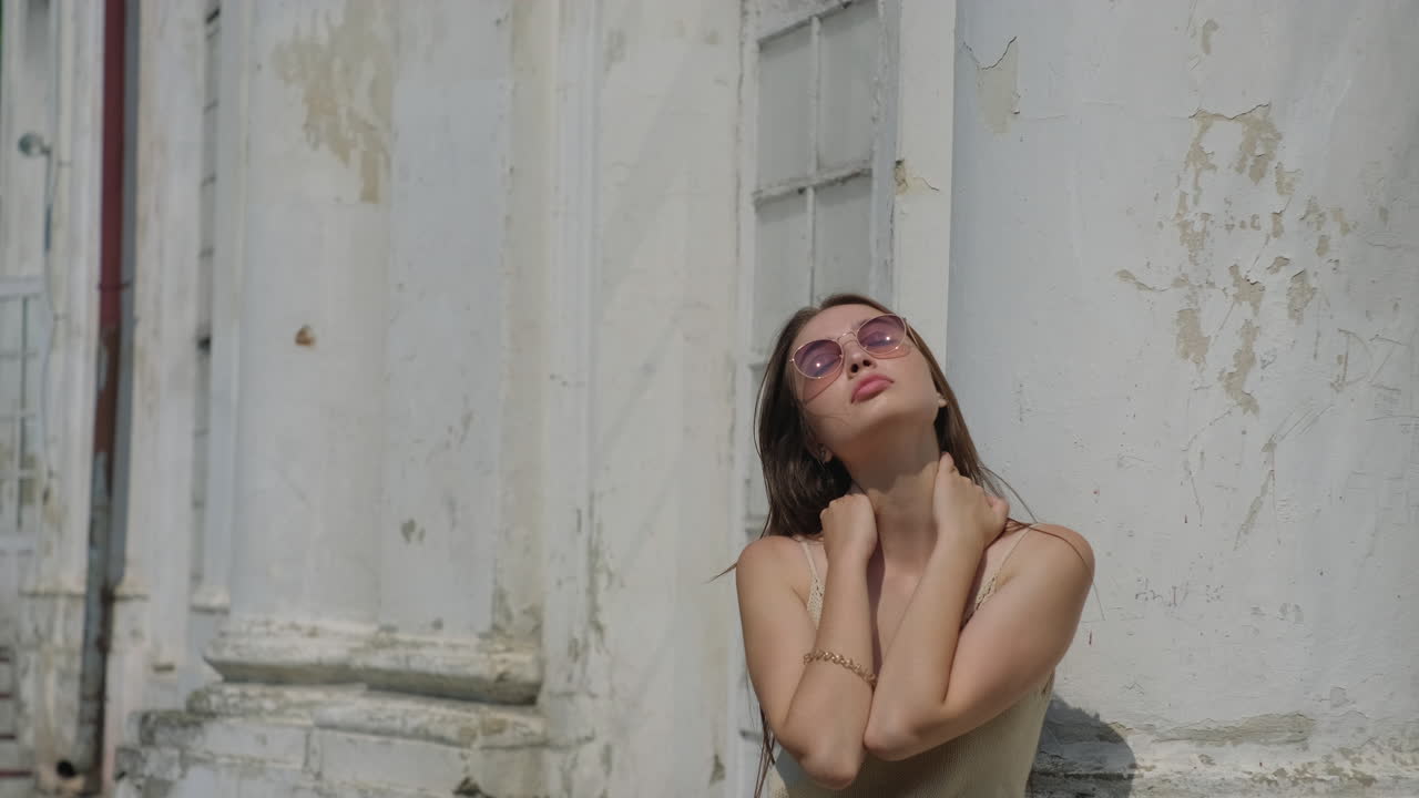 mujer con gafas de sol al aire libre