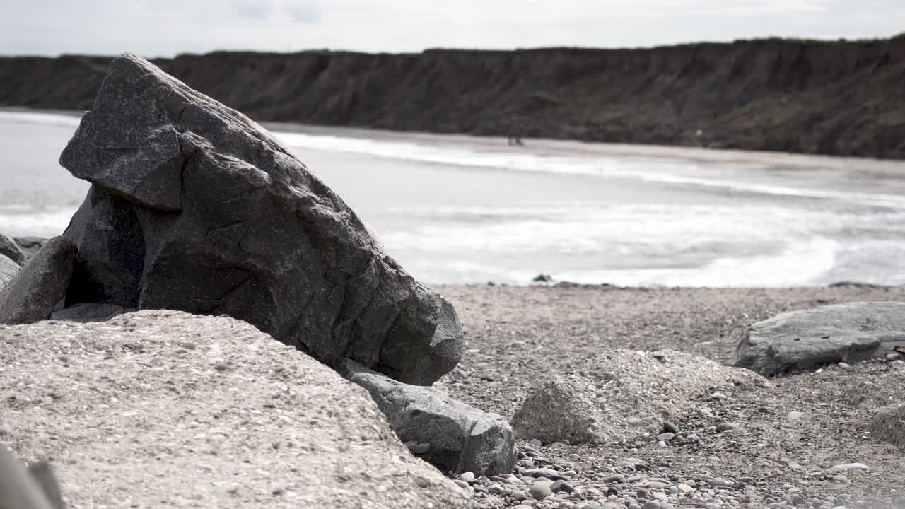hornsea 근처 영국의 바위 해변과 언덕의 중간 와이드 샷