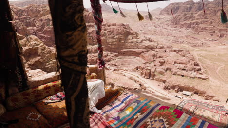 Frau-Entspannt-Sich-Auf-Einem-Aussichtspunkt-In-Der-Nähe-Von-Klippen-Aus-Rotem-Sandstein-In-Petra,-Jordanien