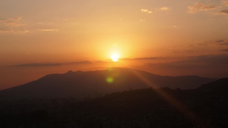 Il sole tramonta dietro la montagna sopra la città di Addis Abeba, parzialmente nuvoloso
