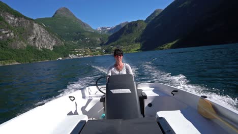 mujer conduciendo un barco a motor