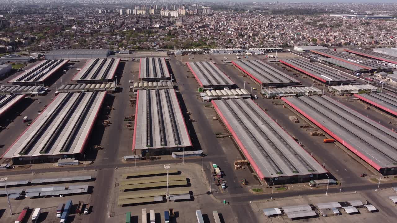 mercado central de buenos aires y ciudad de fondo, argentina