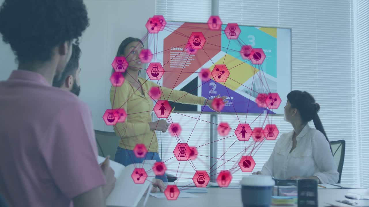 animación de globo de iconos digitales sobre mujer afroamericana dando una presentación en la oficina.