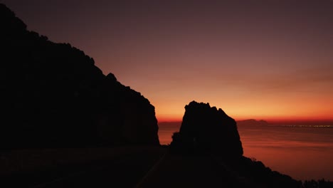 Video-De-Hermosa-Vista-Del-Atardecer-Sobre-La-Costa-Rocosa.