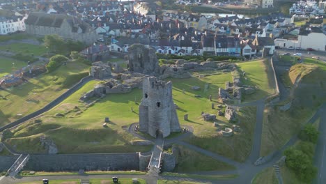 在英國威爾斯的夏天一天,aberystwyth在海灘,港口,海邊,懸崖和城前10周圍的無人機片段