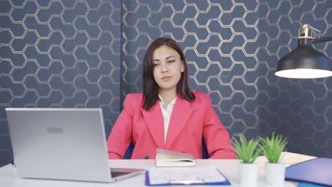 Young-business-woman-looking-at-laptop-with-tired-expression.