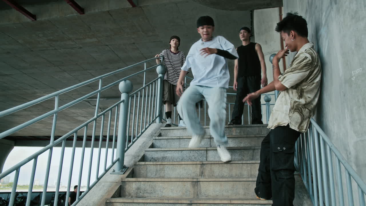 Các vũ công trẻ biểu diễn các động tác hip hop trên cầu thang ngoài trời