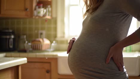 mujer embarazada en la cocina