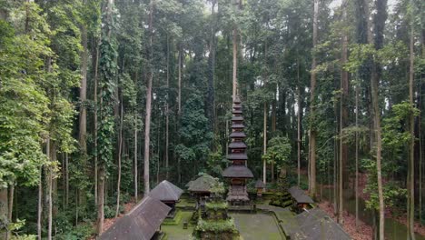 Leaving-temple-of-Sangeh-with-ancient-buildings-and-tower,-aerial-view