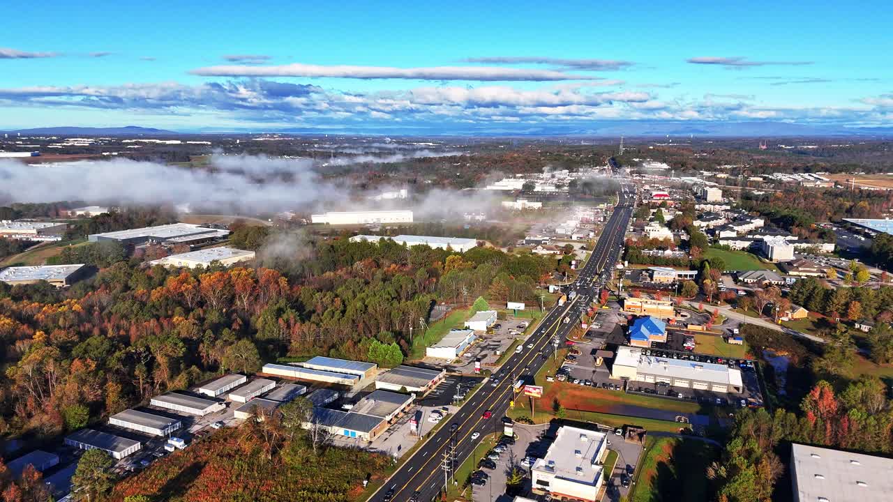 사우스 캐롤라이나의 그린빌으로 들어오고 나가는 주요 고속도로의 공중 사진입니다.