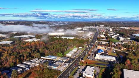 una vista aérea de la carretera principal que entra y sale de greenville, carolina del sur.
