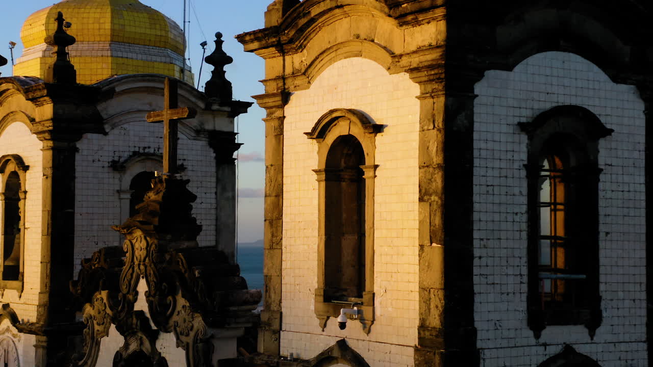 vista aérea de la iglesia de nuestro señor do bonfim, la ciudad alrededor y el océano en el fondo, salvador, bahía, brasil