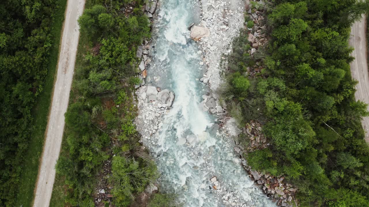 vista aérea de un río de montaña y un bosque