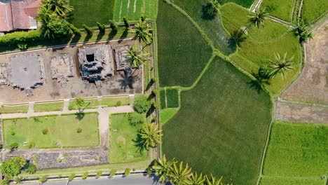 templo ngawen y el verde paisaje circundante, muntilan en indonesia