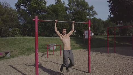 Hermoso-Joven-En-Forma-Haciendo-Pull-Ups-En-El-Parque,-Atleta-Masculino-Haciendo-Ejercicio-Y-Pasando-Tiempo-Activo