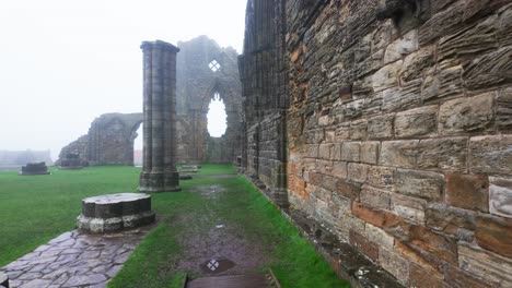 whitby abbey ahora abandonada y formalmente una abadía benedictina y está situada con vistas al mar en la costa este de inglaterra