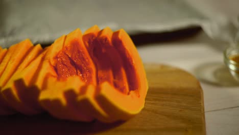 trozos de calabaza cruda, especias de calabaza cortadas, verduras en rodajas