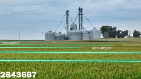 silos agrícolas y tierras de cultivo superpuestas con métricas de datos, que representan tecnología agrícola inteligente