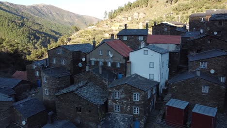 El-Hermoso-Pueblo-De-Piódão-En-Portugal,-Con-Casas-Hechas-De-Piedra-De-Esquisto