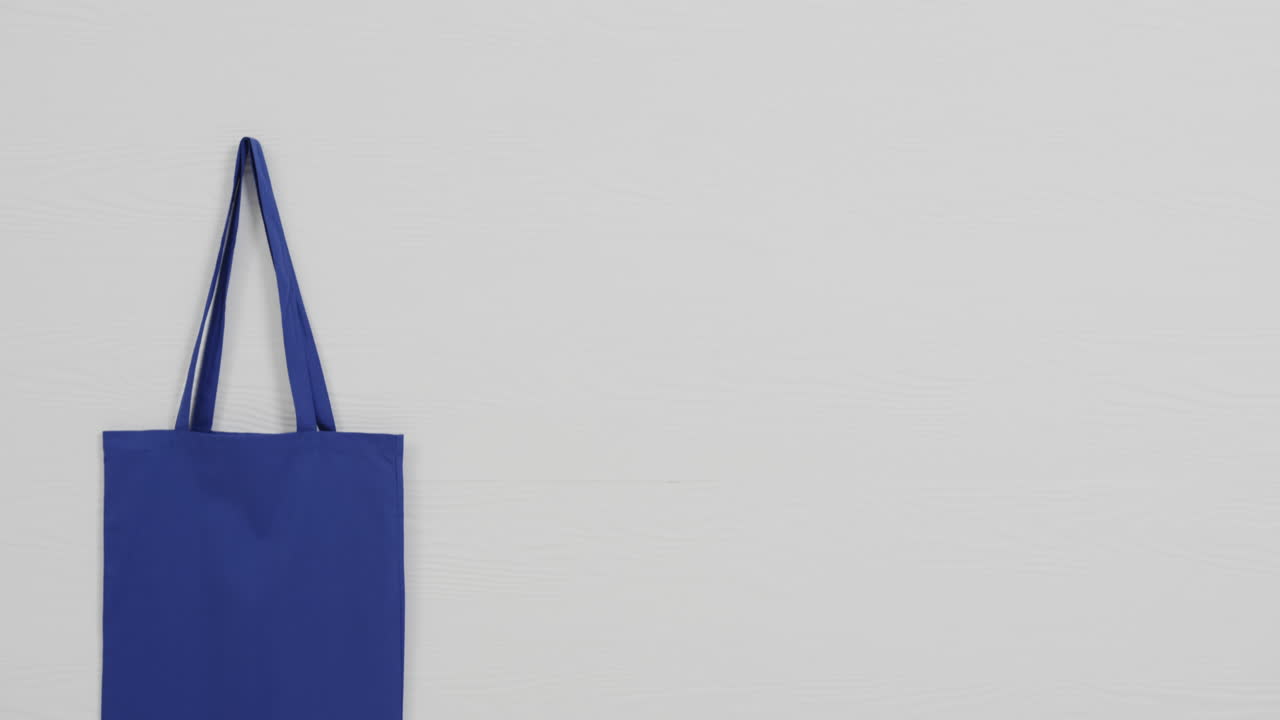 ⁇  바탕에 있는 파란색 가방의 클로즈업, 복사 공간, 슬로우 모션