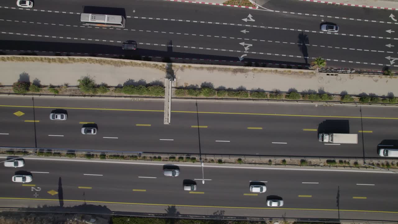 이스라엘-트럭에서 왼쪽-udh로 도로의 하향식 조감도