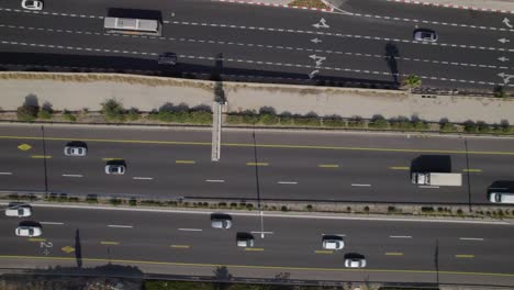 vista aérea de arriba hacia abajo de una carretera en israel: camiones a la izquierda-udh