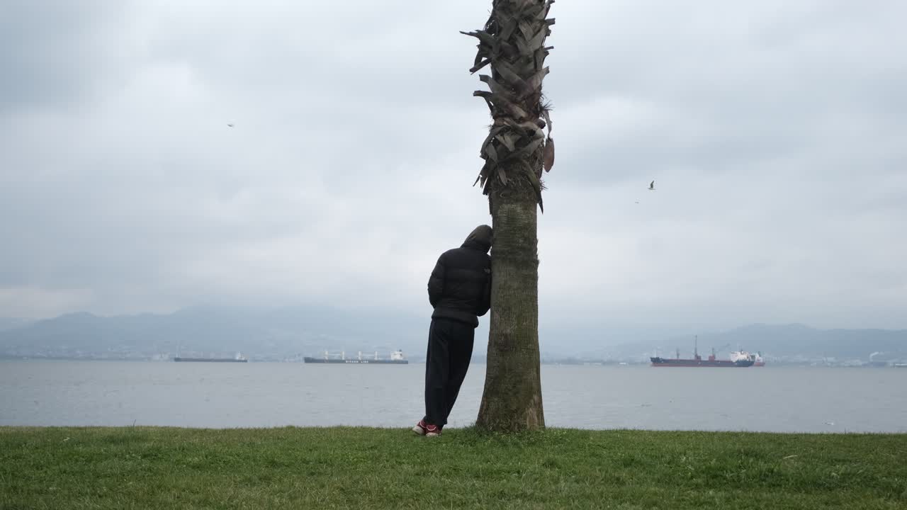 사려깊은 슬픈 남자