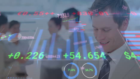 Animación-Del-Procesamiento-De-Datos-Estadísticos-Sobre-Un-Hombre-De-Negocios-Caucásico-Usando-Un-Teléfono-Inteligente-En-La-Oficina