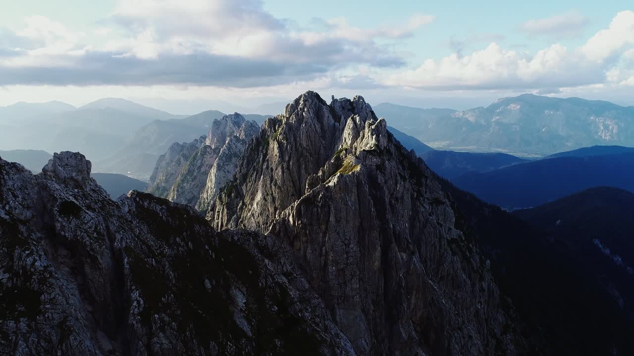 Maestosa scena montana dal Sella del Mangart durante l'ora d'oro nelle Alpi slovene