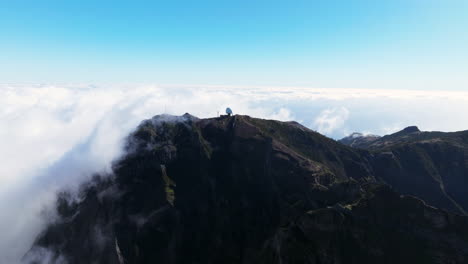 pico de montaña de roca escarpada con estación de radar en pico do areeiro, isla de madeira, portugal