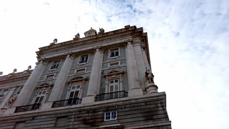 El-Palacio-Real-En-El-Centro-De-La-Ciudad-De-Madrid,-España,-El-Palacio-De-Los-Reyes-Durante-El-Día.