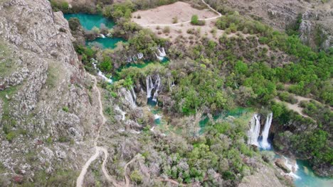 Una-Toma-Aérea-Panorámica-Cinematográfica-Sobre-Hermosos-Ríos-Y-Cascadas-Inclinados-Con-Tonos-De-Gemas,-Y-La-Exuberante-Tierra-En-Terrazas-Que-Los-Rodea-En-El-Parque-Nacional-Krka-En-El-Sur-De-Croacia