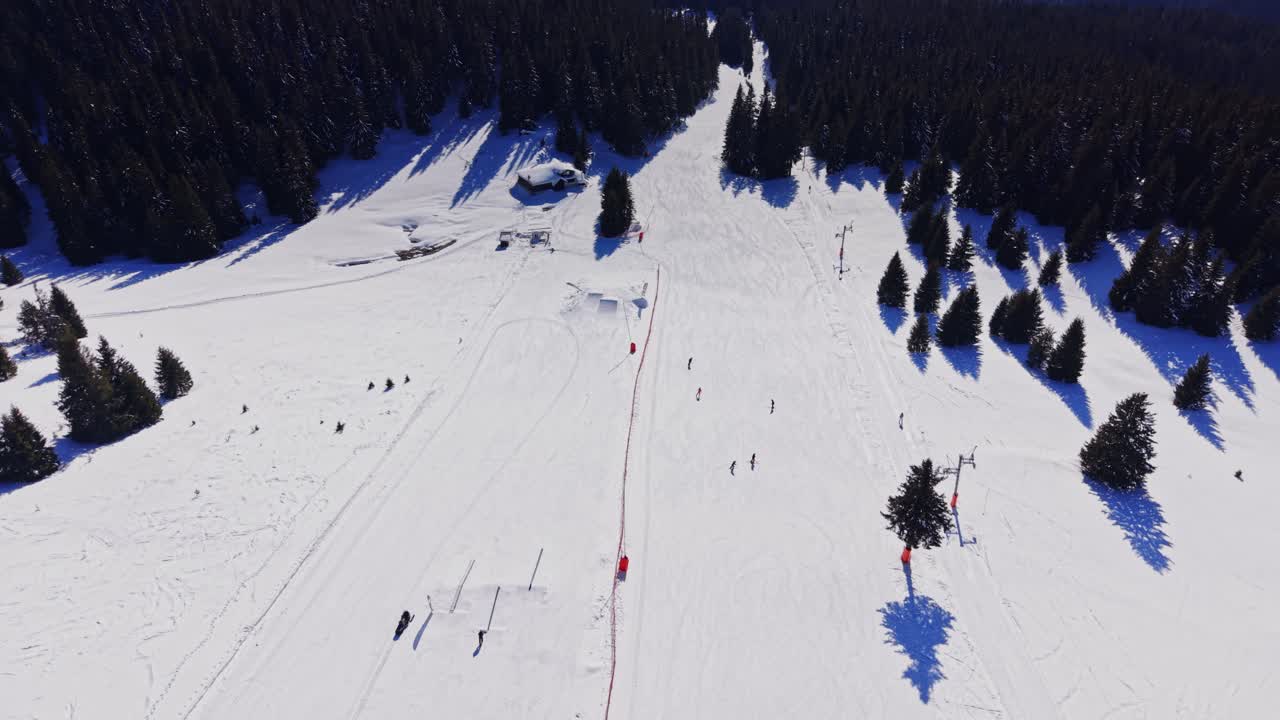 Sci sui Monti Carpazi della Bulgaria durante la stagione invernale