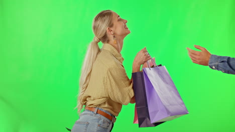 mujer, tarjeta de crédito y bolsas de compras pagando