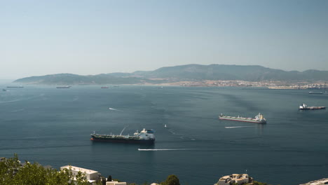 Grandes-Barcos-De-Pesca-Y-Carga-En-El-Puerto-De-La-Bahía-De-Gibraltar,-Plano-Panorámico