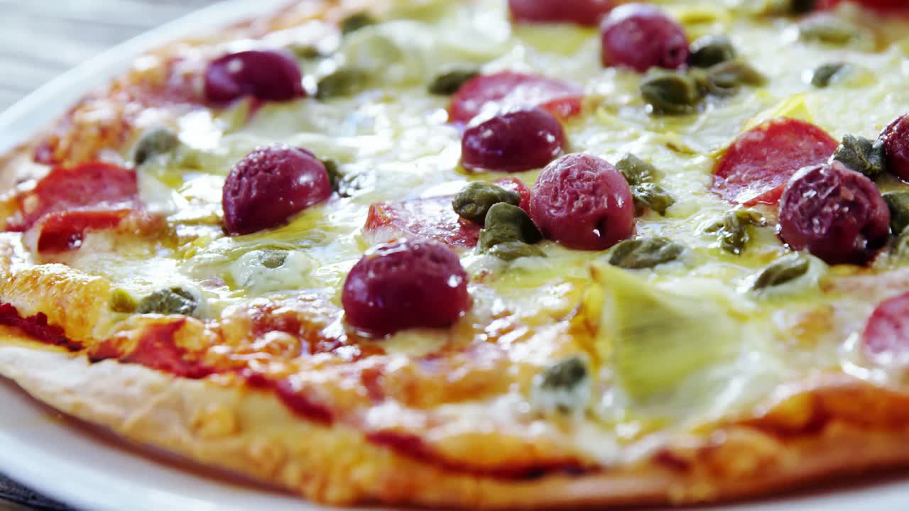 Pizza cotta al forno su tavolo di legno