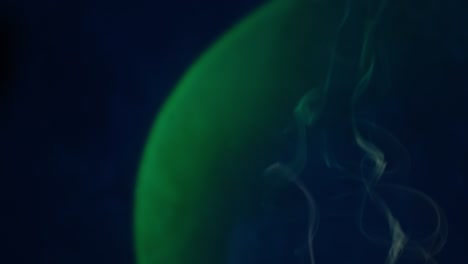 humo que fluye sobre un fondo oscuro