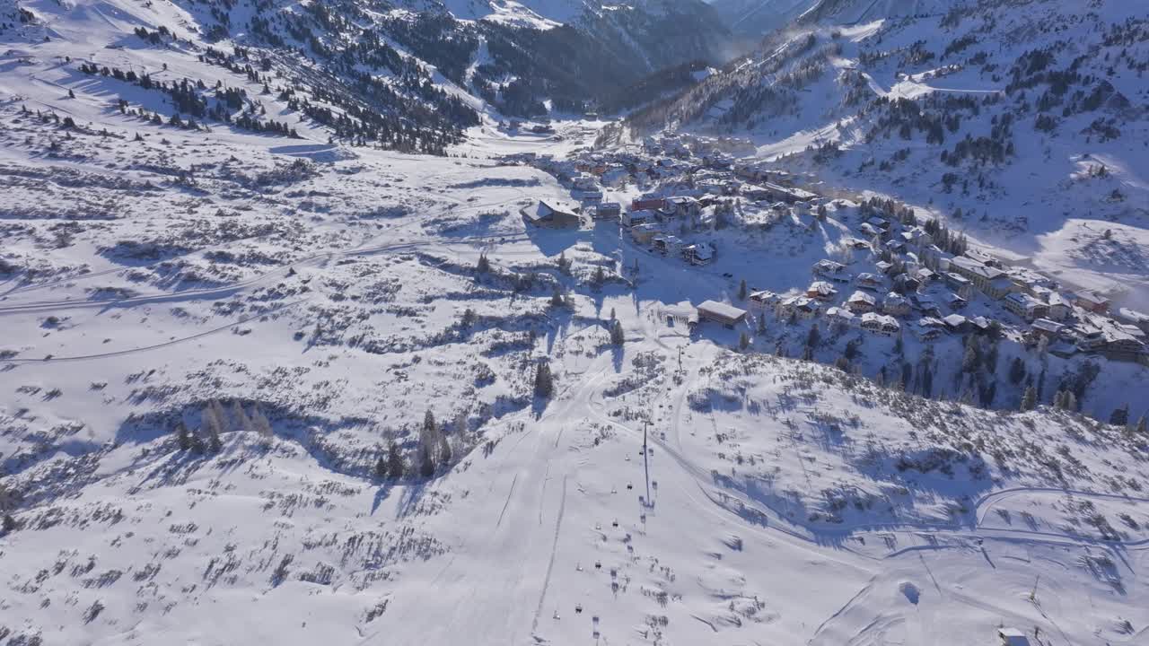 Obertauern'de, berrak Alp manzarasına karşı konuklarla dolu çalışan telesiyej