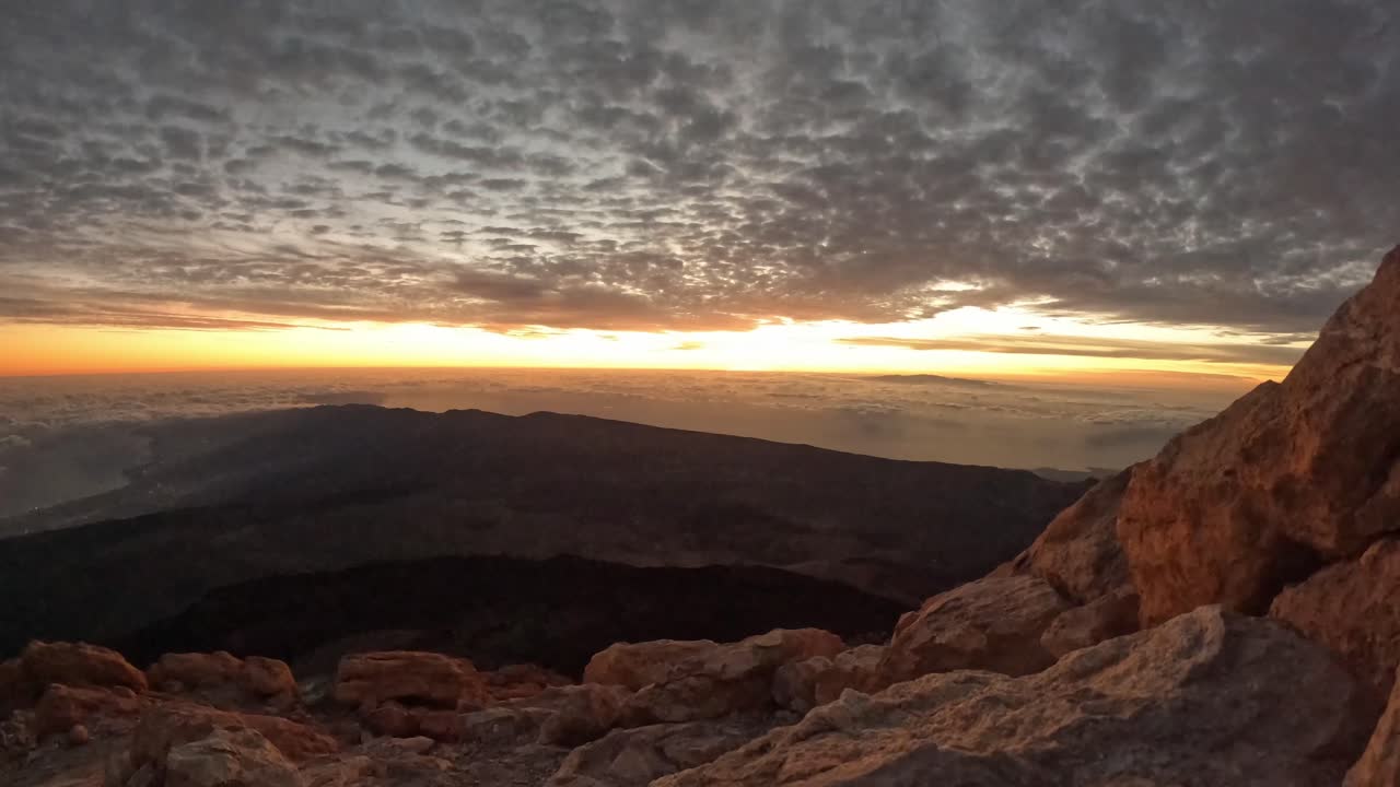 el surrealista amanecer en el teide: la majestuosa cumbre del volcán ofrece vistas impresionantes mientras el sol pinta el cielo en tonos dorados