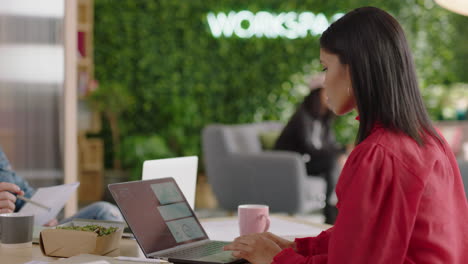 Hermosa-Joven-Mujer-De-Negocios-De-Raza-Mixta-Usando-Un-Teléfono-Inteligente-En-La-Oficina-Enviando-Mensajes-De-Texto-Navegando-Por-Mensajes-En-Un-Teléfono-Móvil-Compartiendo-Ideas-Profesionales-Disfrutando-De-Un-Lugar-De-Trabajo-Moderno