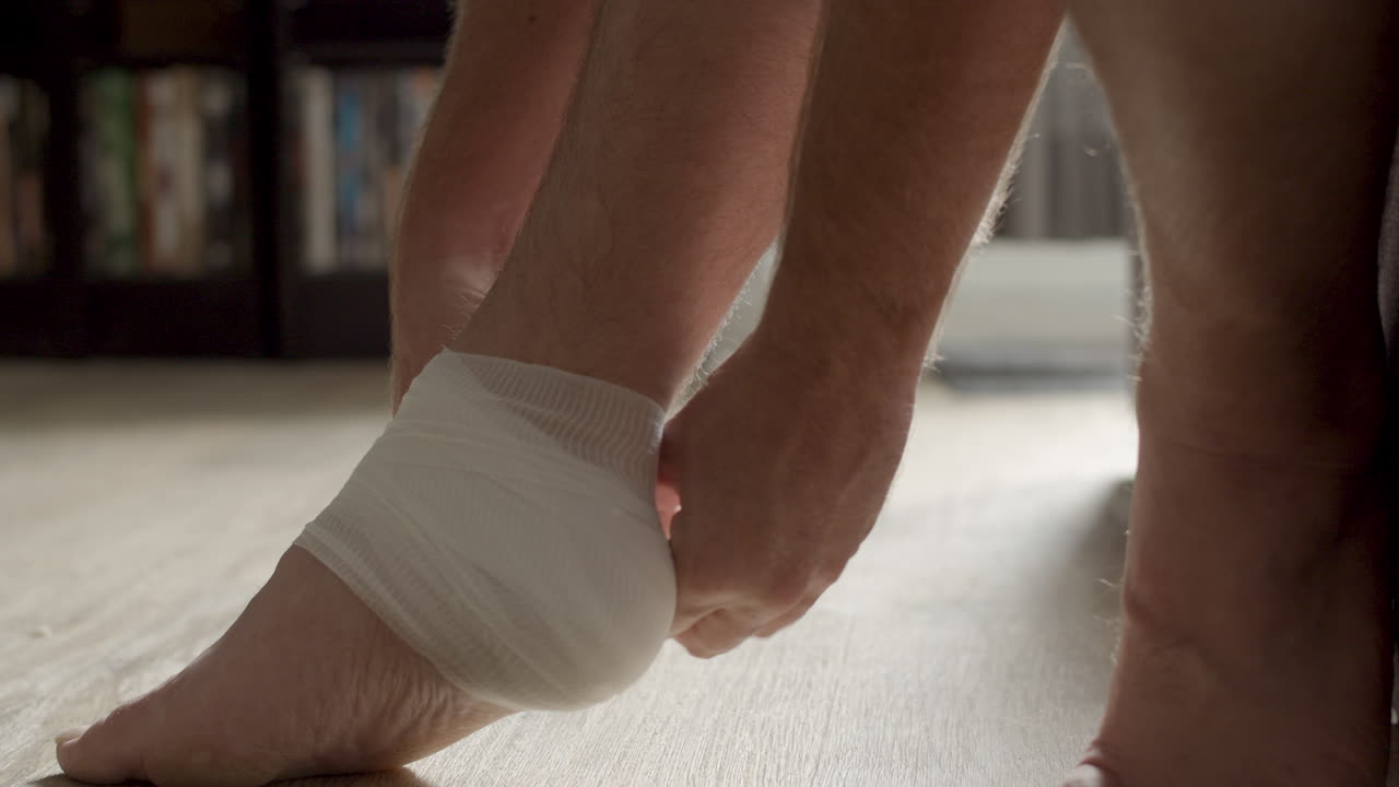 vendaje alrededor del pie atado