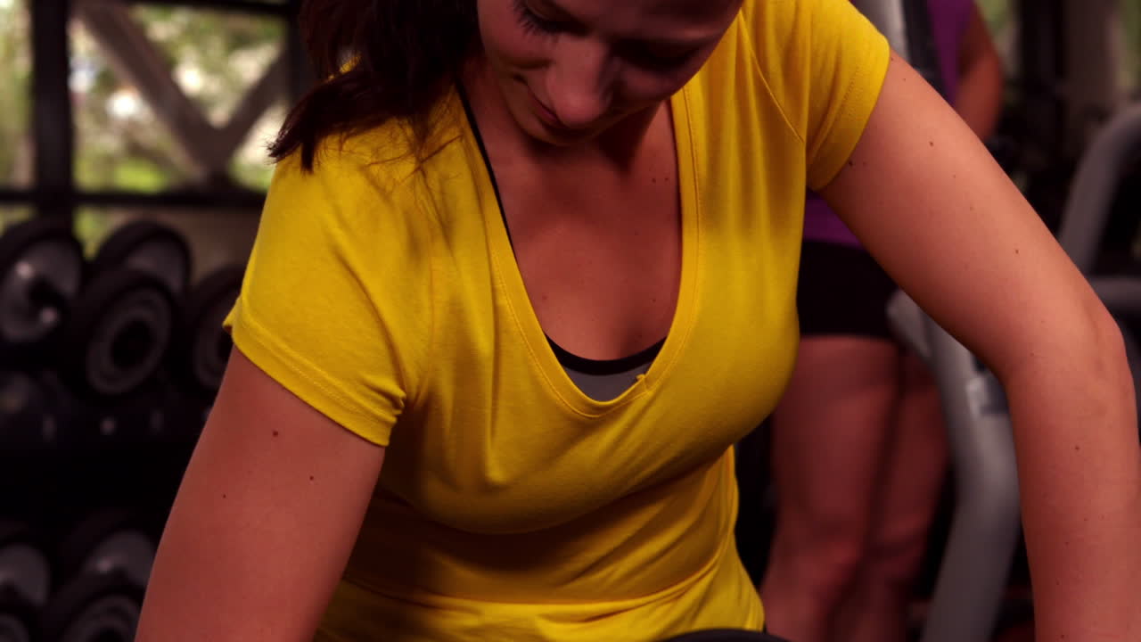 덤벨 을 사용 하여 운동 을 하는 건강 한 여자