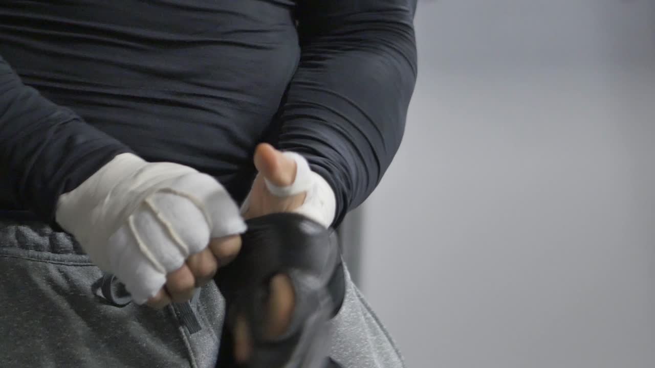 hombre vistiendo guantes de boxeo y envolturas