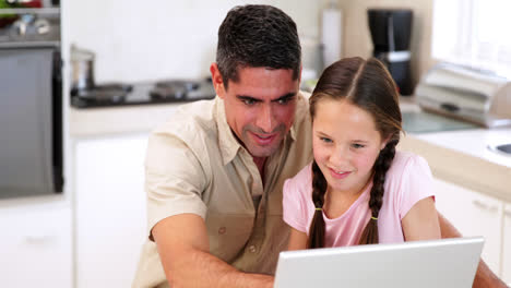 Padre-Usando-La-Computadora-Portátil-Con-Su-Hija