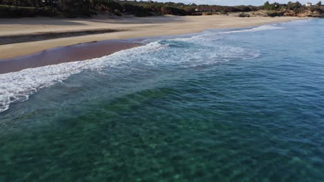 Excelente-Toma-Aérea-Del-Océano-Y-Las-Playas-De-Arena-De-Papohaku,-Hawaii