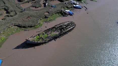 Vogelperspektive-Aus-Der-Luft-über-Dem-Schiffswrack-Bleibt-Am-Ufer-Stecken,-Essex,-Großbritannien