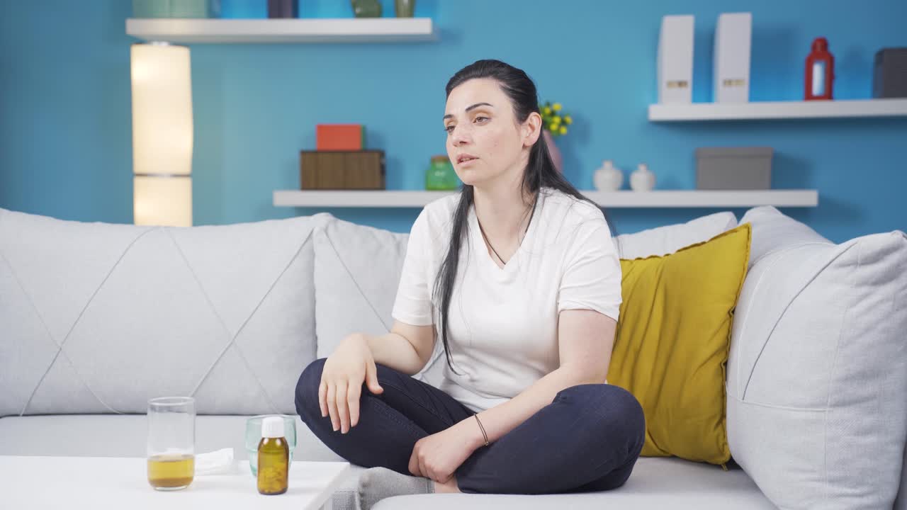 mujer enferma con fiebre alta.