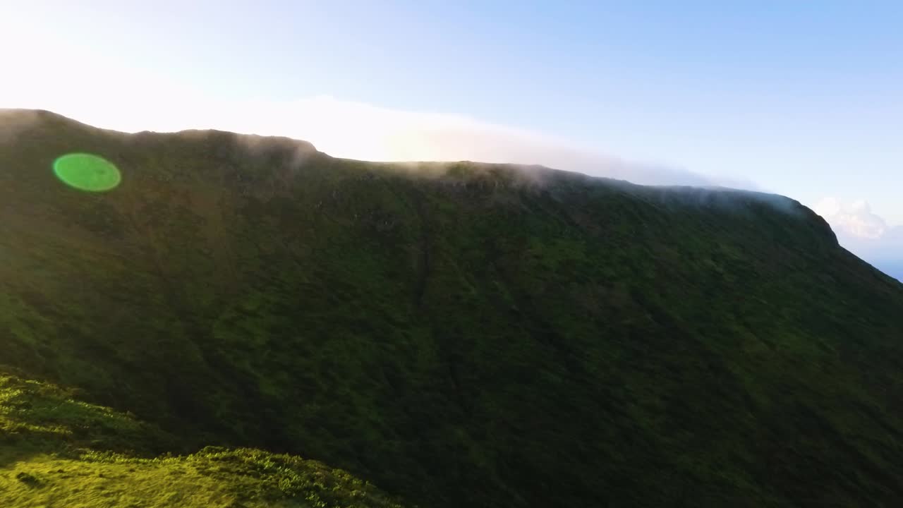 imágenes de drones del amanecer en la isla de flores azores